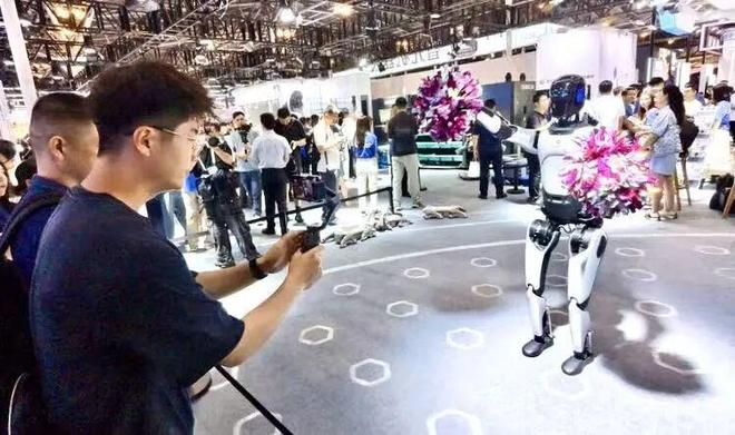WAIC2026的三个关键信号：算力重组、Agent交付与AI硬件闭环