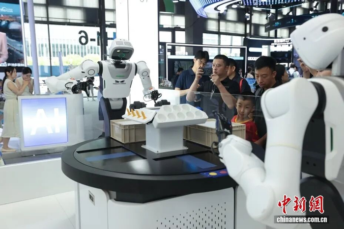 中国AI突围，美企忌惮却离不开