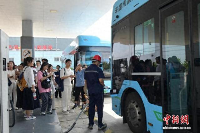 8月7日，在位于安徽省六安市的安徽明天氢能科技股份有限公司，媒体人参观公交车加氢过程。 中新社记者 储玮玮 摄